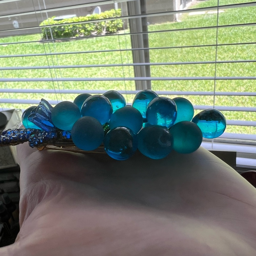 Stanley Hagler Blue Grapes Brooch - Picture 17 of 17